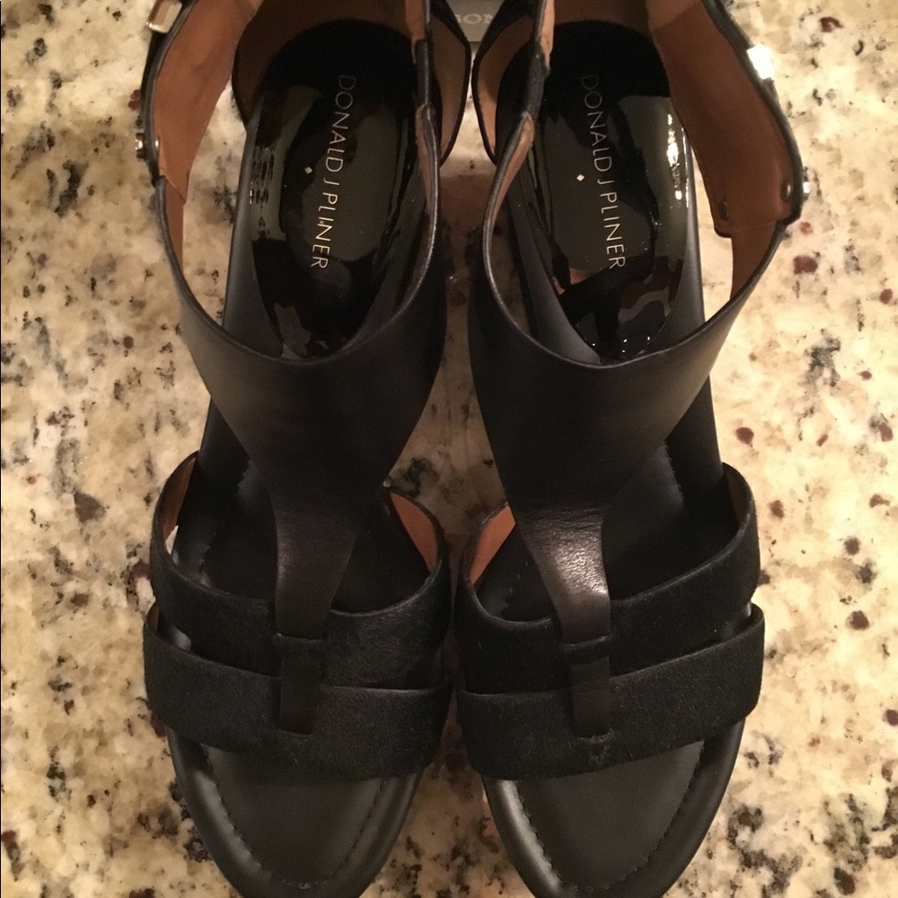 Donald J. Pliner Black Leather T-Strap Open-Toe Sandals
